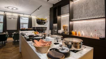 Bữa sáng buffet hàng ngày (22 EUR/mỗi người)