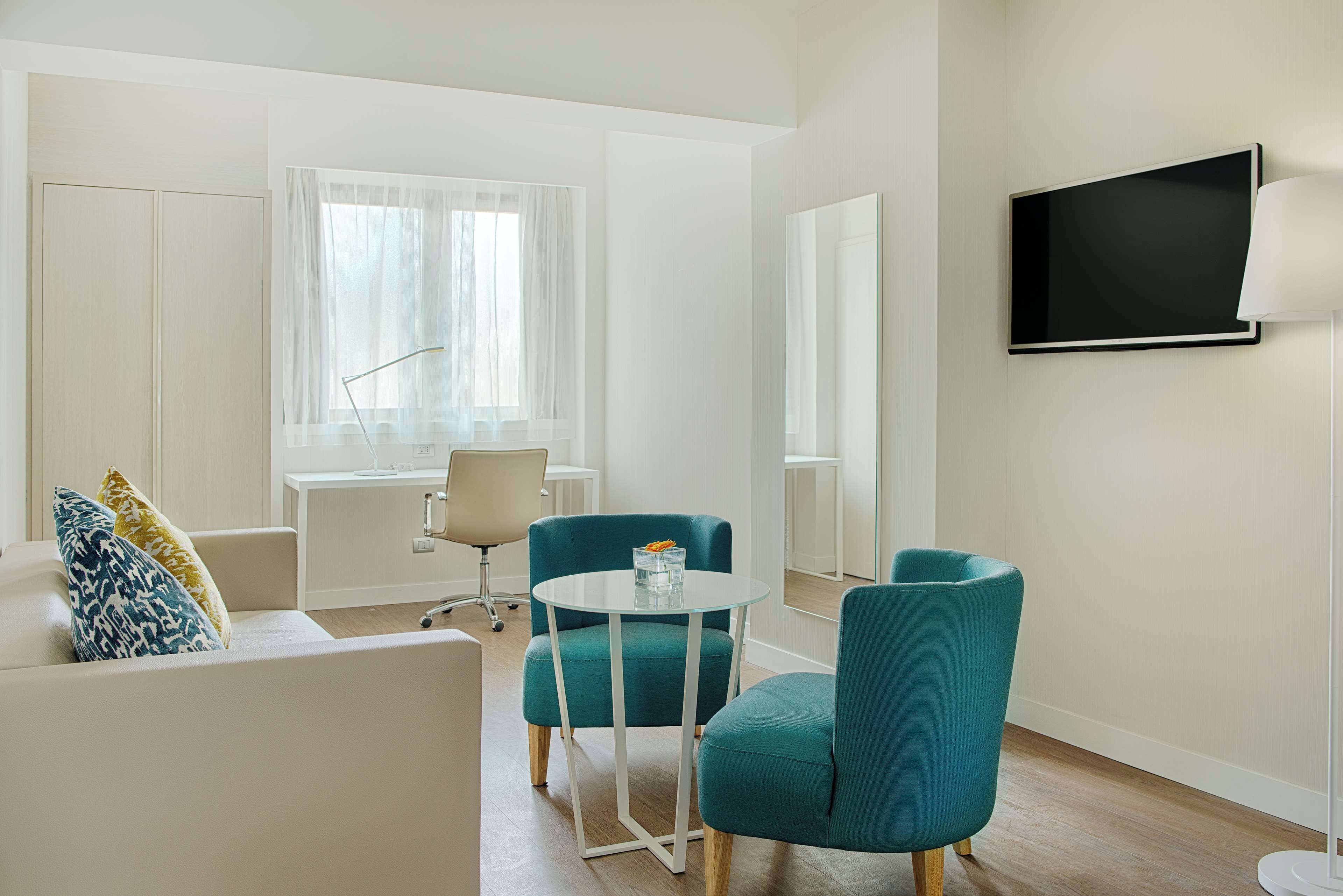 Copriletto in piuma, minibar, una cassaforte in camera, una scrivania