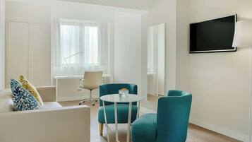 Copriletto in piuma, minibar, una cassaforte in camera, una scrivania