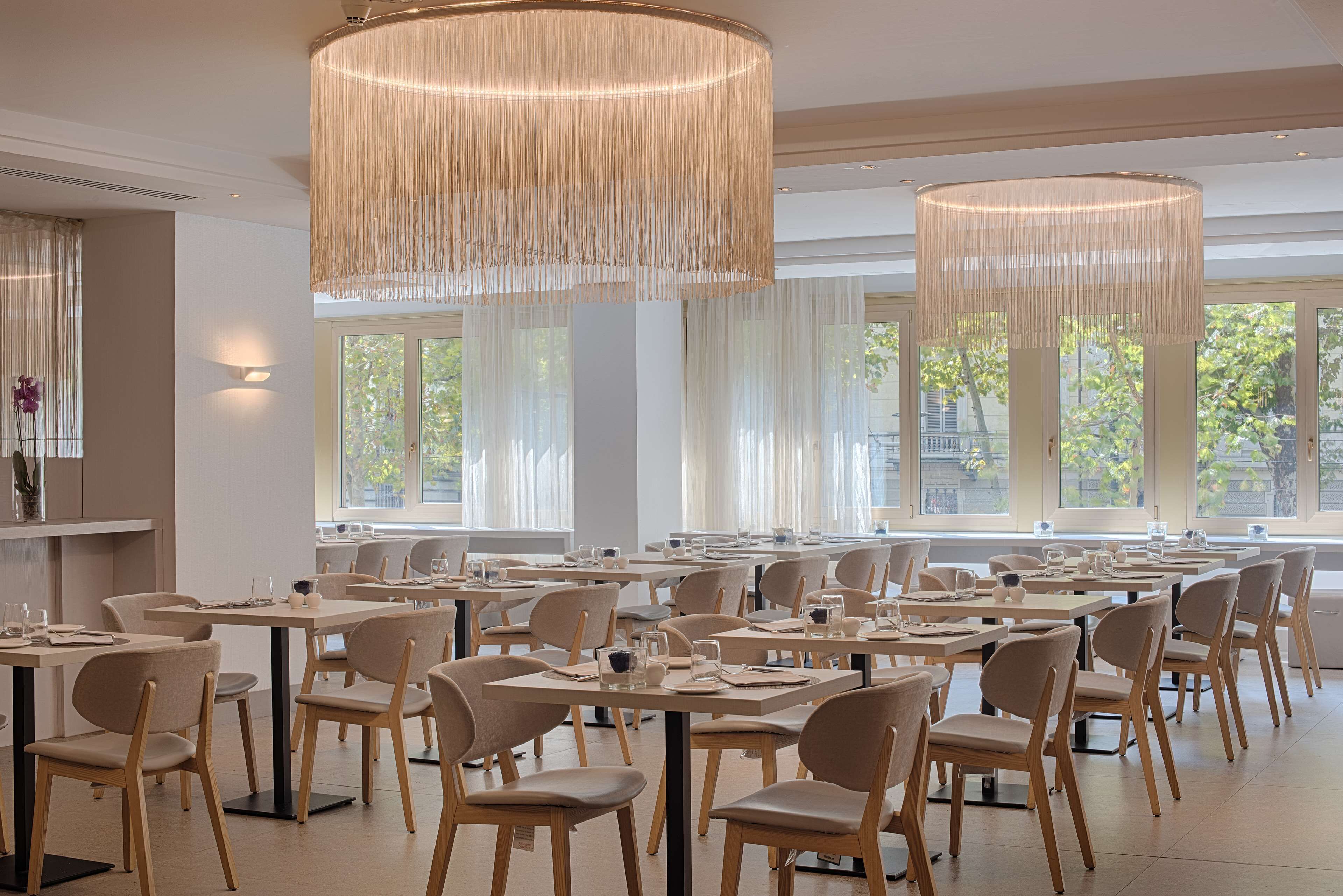 ランチ、ディナーに営業 (多国籍料理)