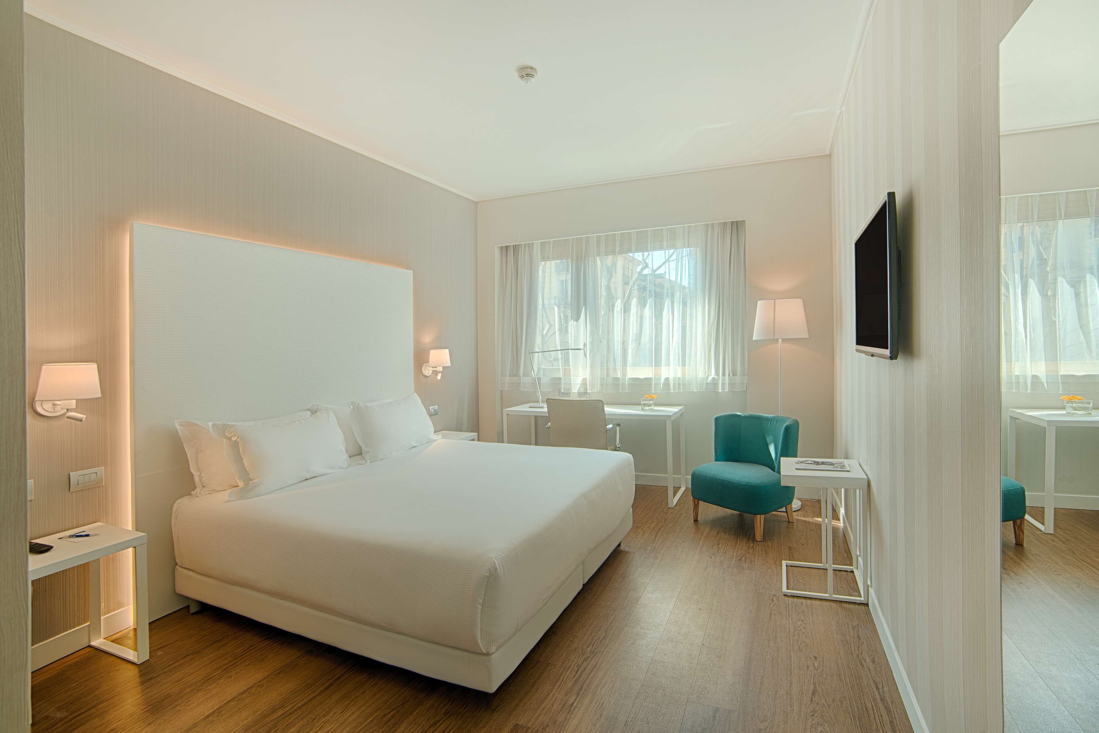 Standaard kamer | Donsdekens, een minibar, een kluis op de kamer, een bureau