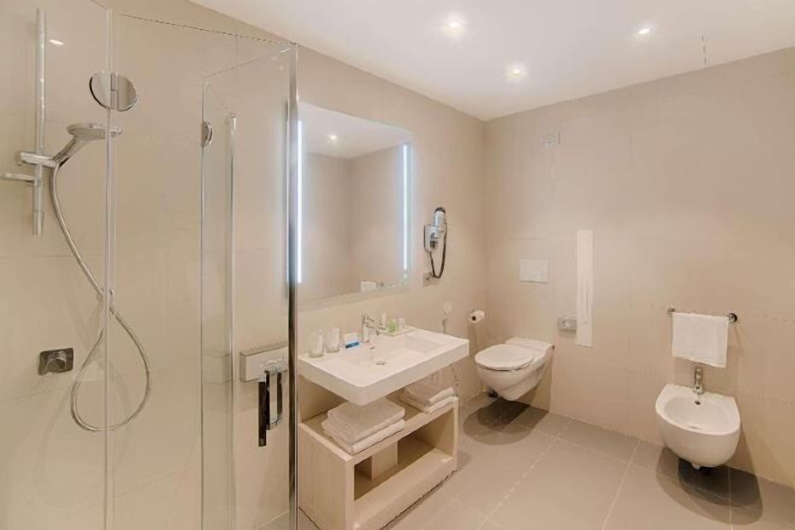 ห้องน้ำ | ของใช้ในห้องน้ำเป็นมิตรต่อสิ่งแวดล้อม, ไดร์เป่าผม, รองเท้าสวมภายในห้อง