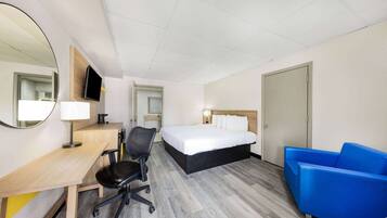 Bureau, rideaux occultants, fer et planche à repasser