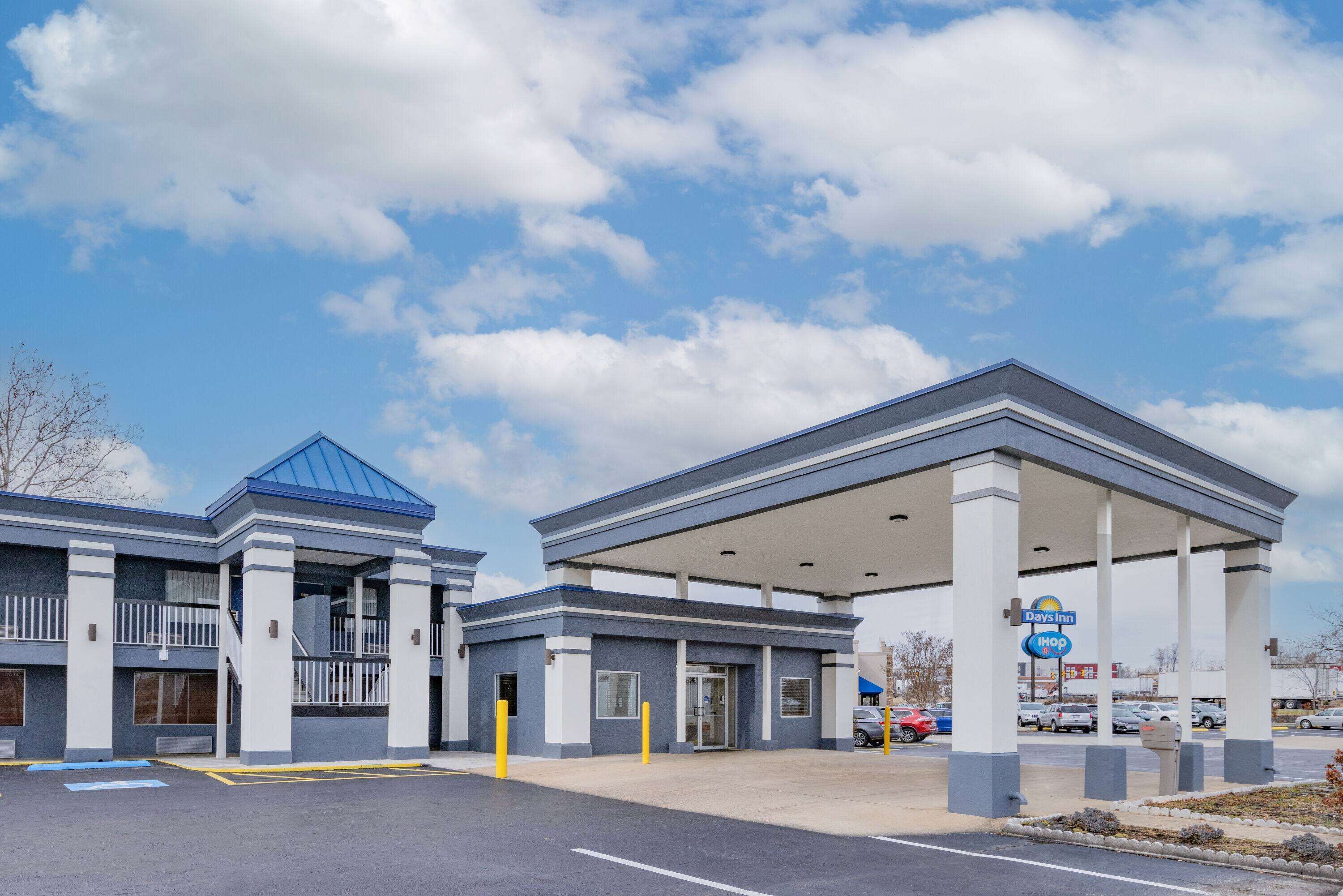A Days Inn with a covered outdoor area and a parking lot.