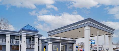 A Days Inn with a covered outdoor area and a parking lot.