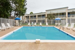 Piscine extérieure en saison