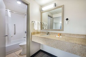 Combined shower/tub, free toiletries, hair dryer, towels