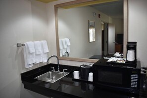 Suite, 1 Bedroom | Bar (on property)