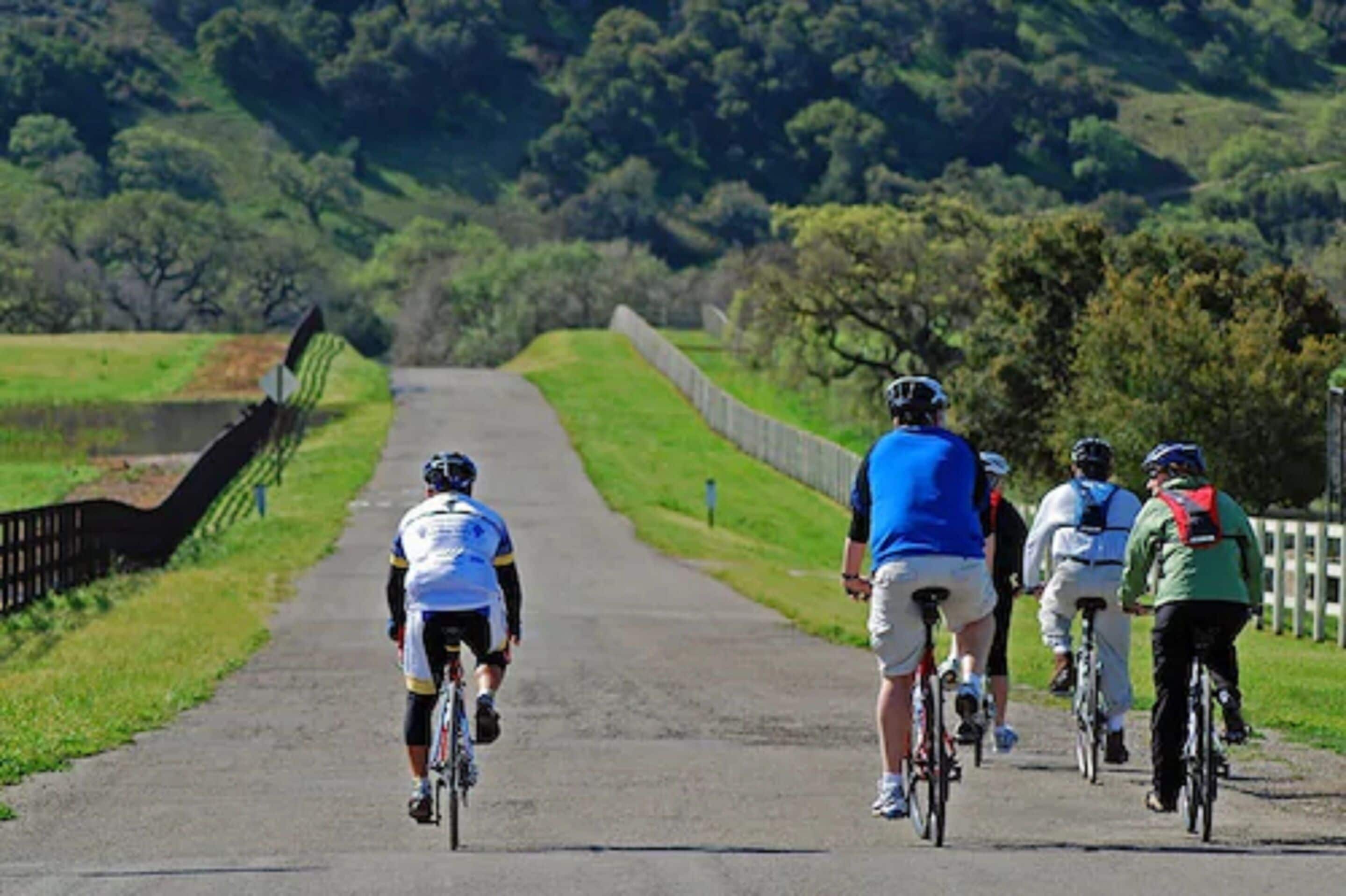 Un camino pavimentado con ciclistas.