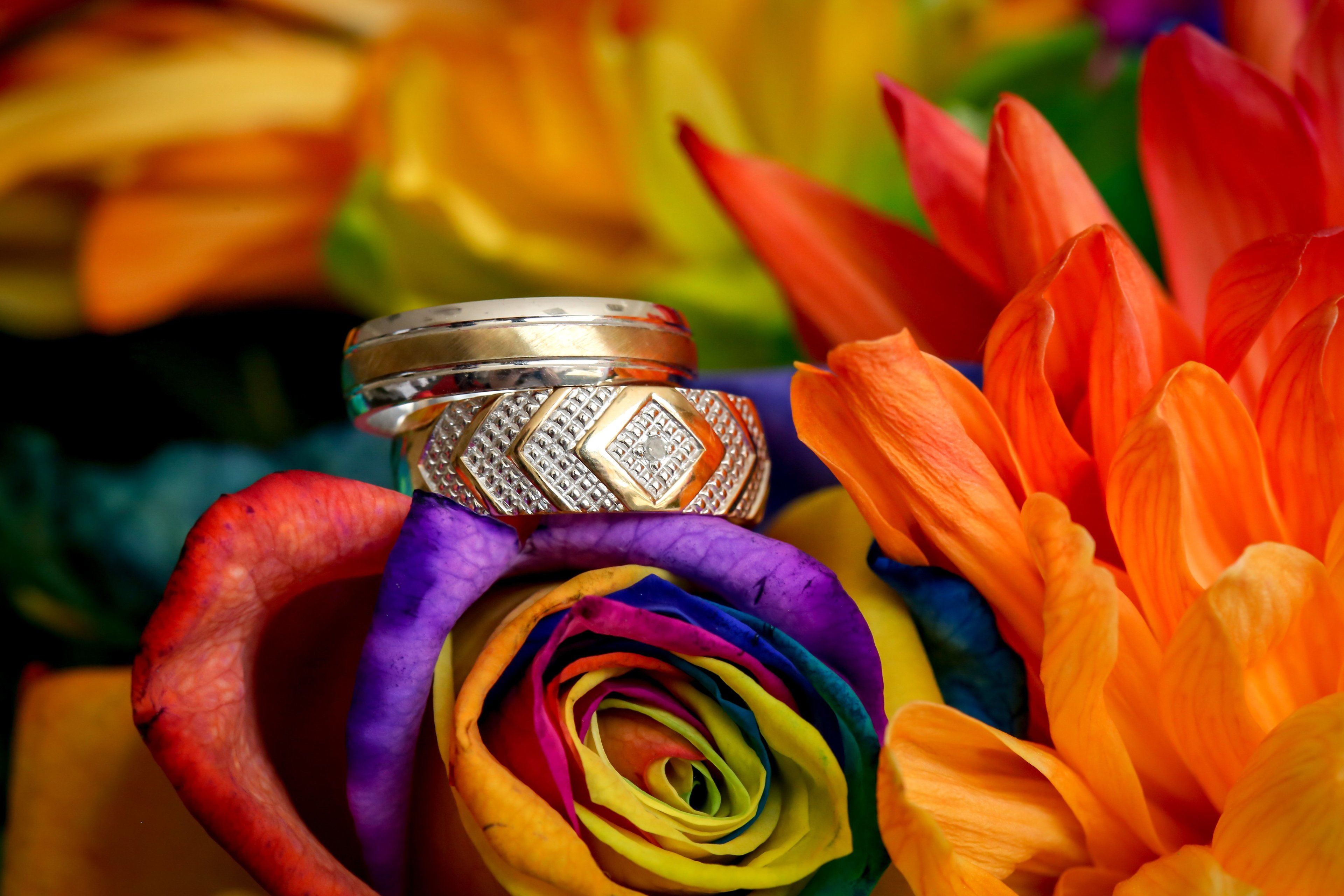 Un anillo sobre un arreglo floral colorido.