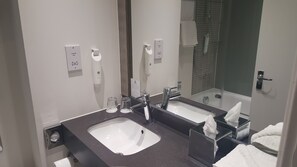 Free toiletries, hair dryer, towels - Holiday Inn Derby Nottingham M1 J25 by IHG (Nottingham)