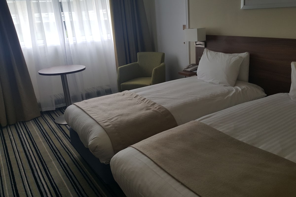 Quarto standard, 2 camas de solteiro | Roupas de cama antialérgicas, escrivaninha