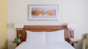 Hypo-allergenic bedding, desk, laptop workspace, soundproofing - Holiday Inn Derby Nottingham M1 J25 by IHG (Nottingham)