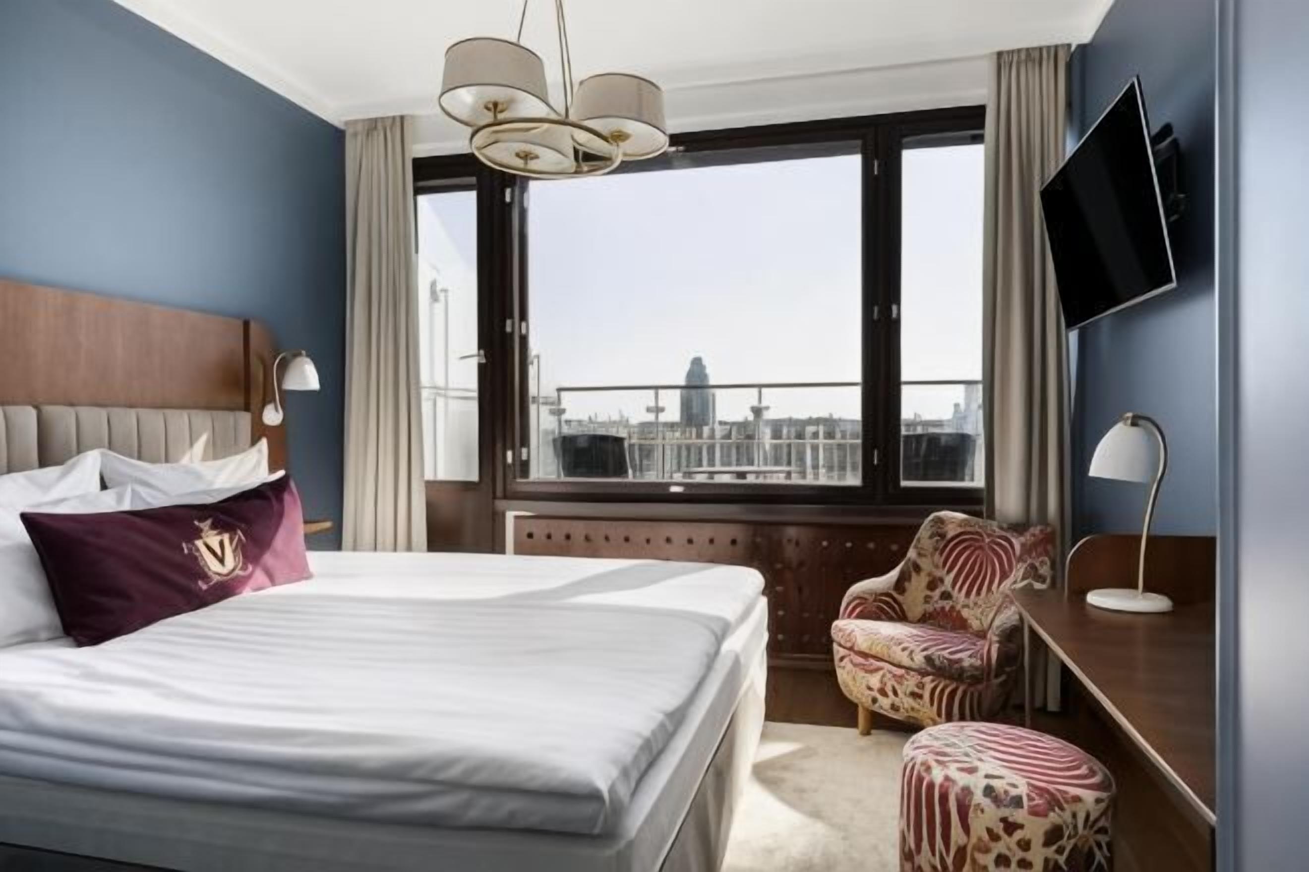 Sengetøy av topp kvalitet, minibar, safe på rommet og skrivebord