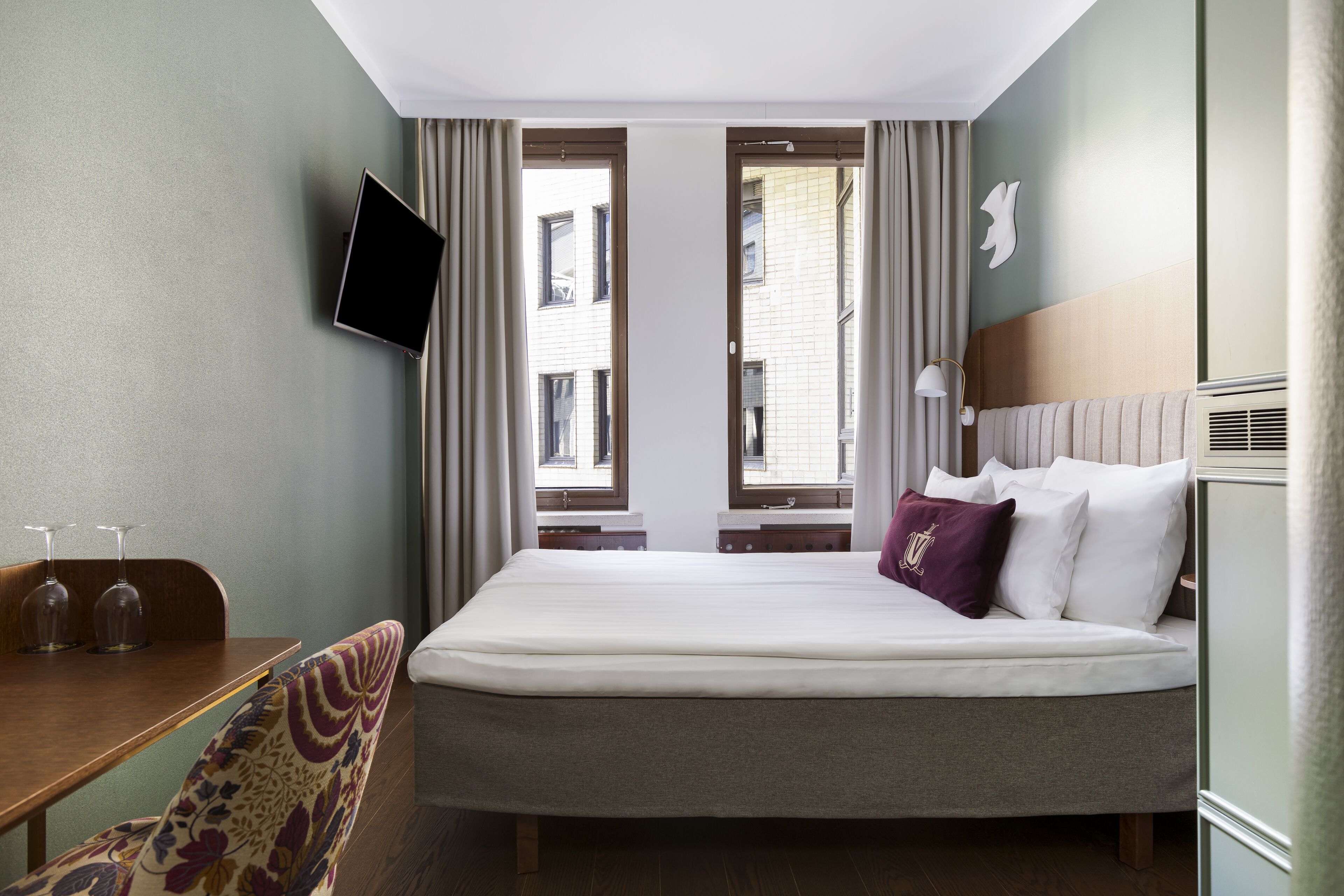 Standard Room, 1 Queen Bed | Premium bedding, minibar, in-room safe, desk