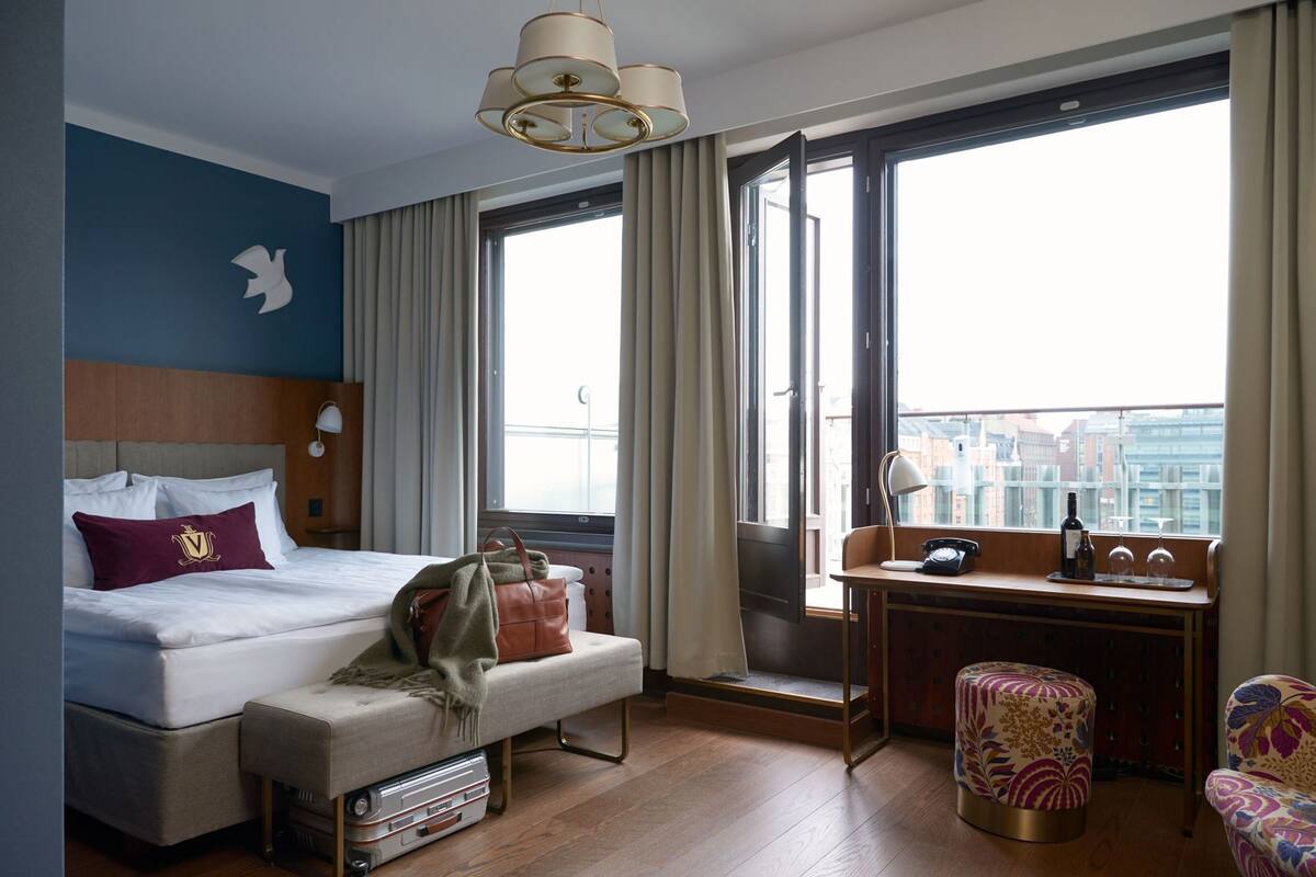 Premium bedding, minibar, in-room safe, desk