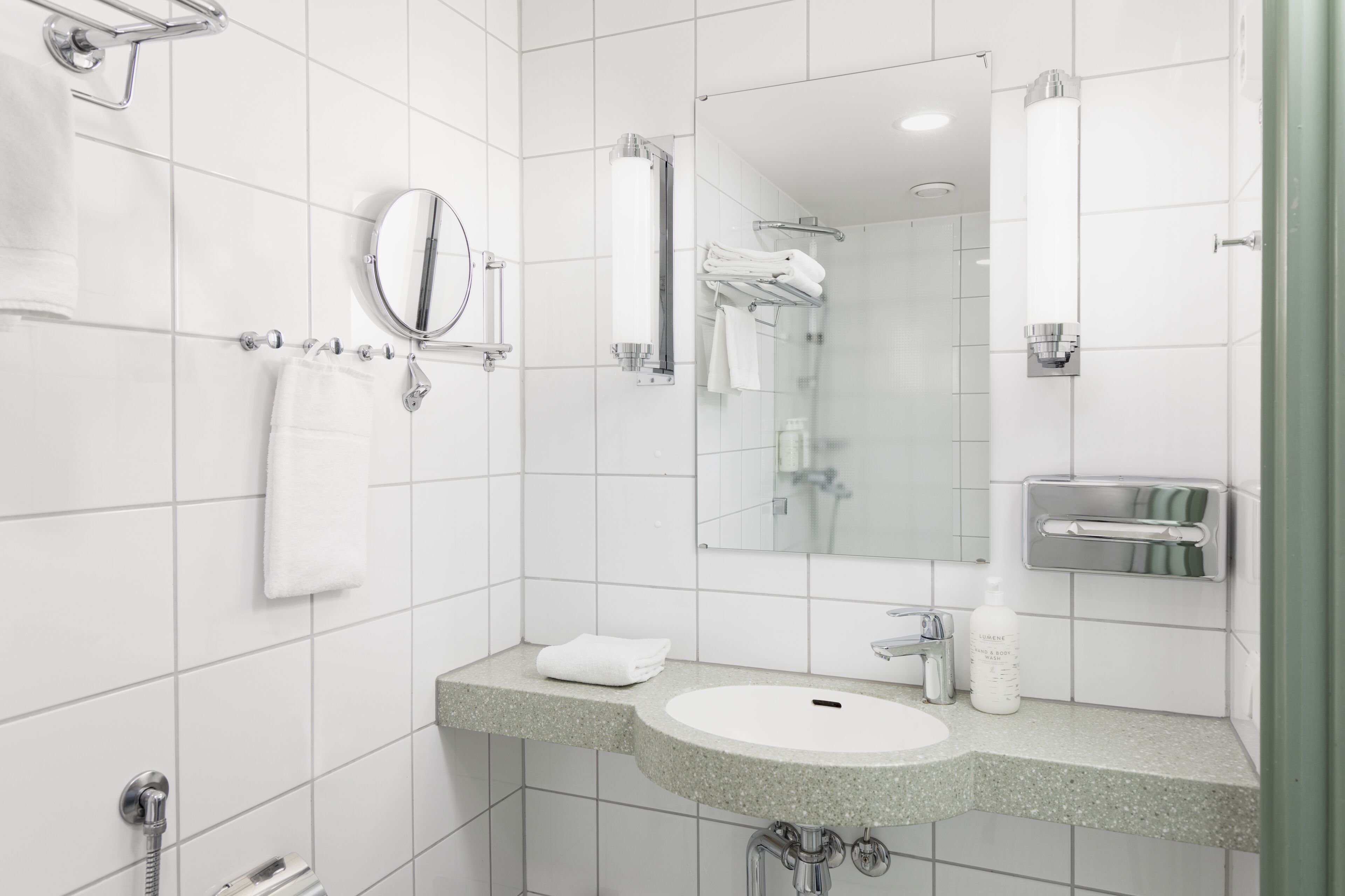 deep-soaking bathtub, hair dryer, bidet, towels