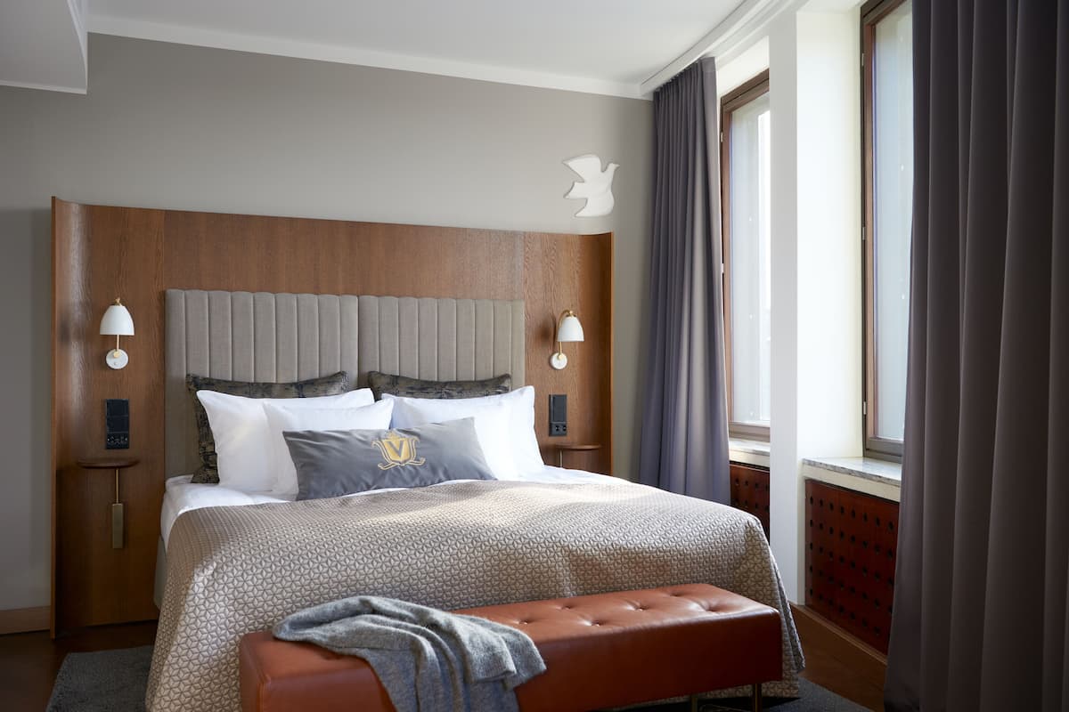 Business Suite | Premium bedding, minibar, in-room safe, desk