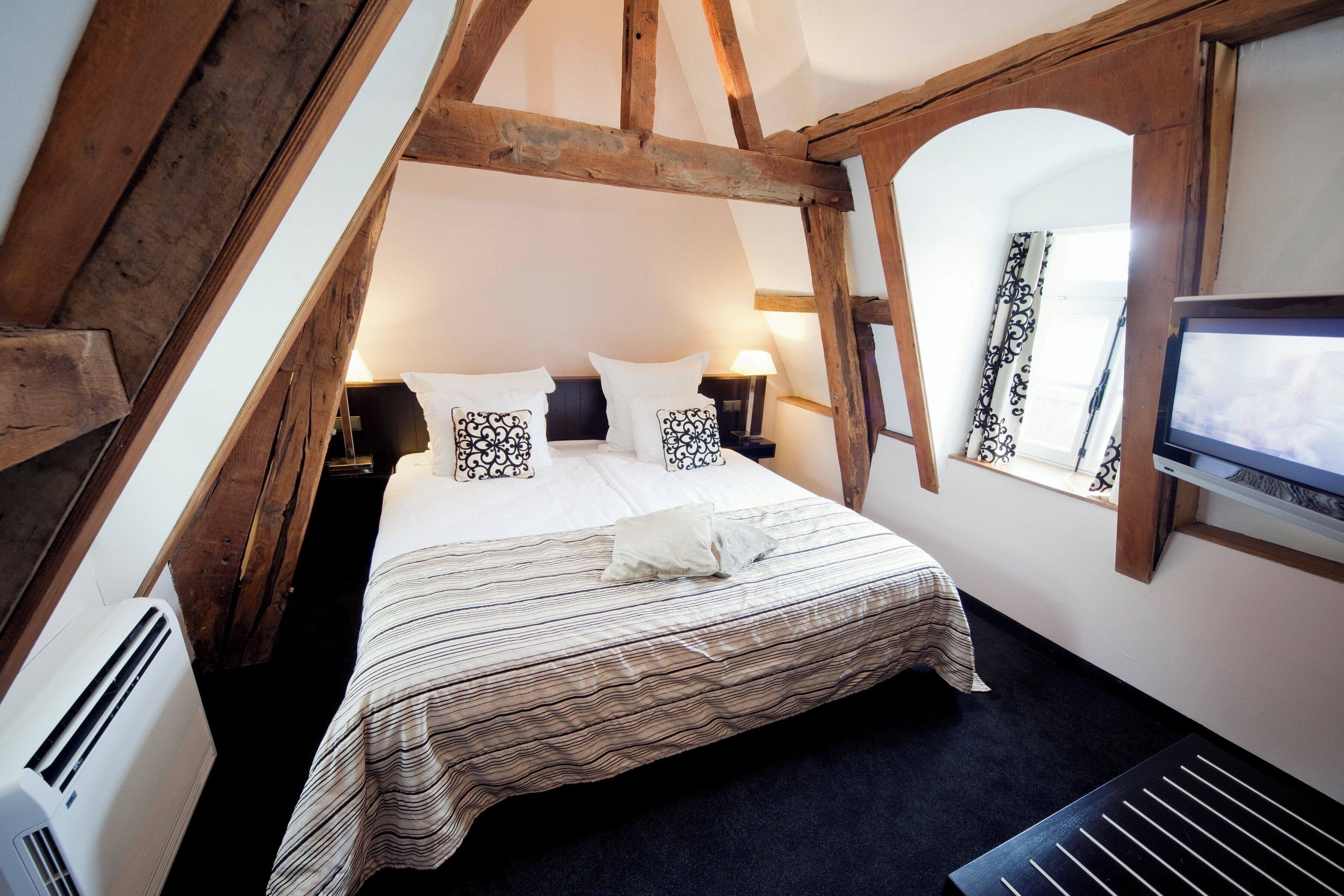 suite | 1 bedroom, pillow-top beds, minibar, desk