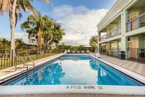 Una piscina al aire libre (de 07:00 a 19:00), sombrillas, tumbonas
