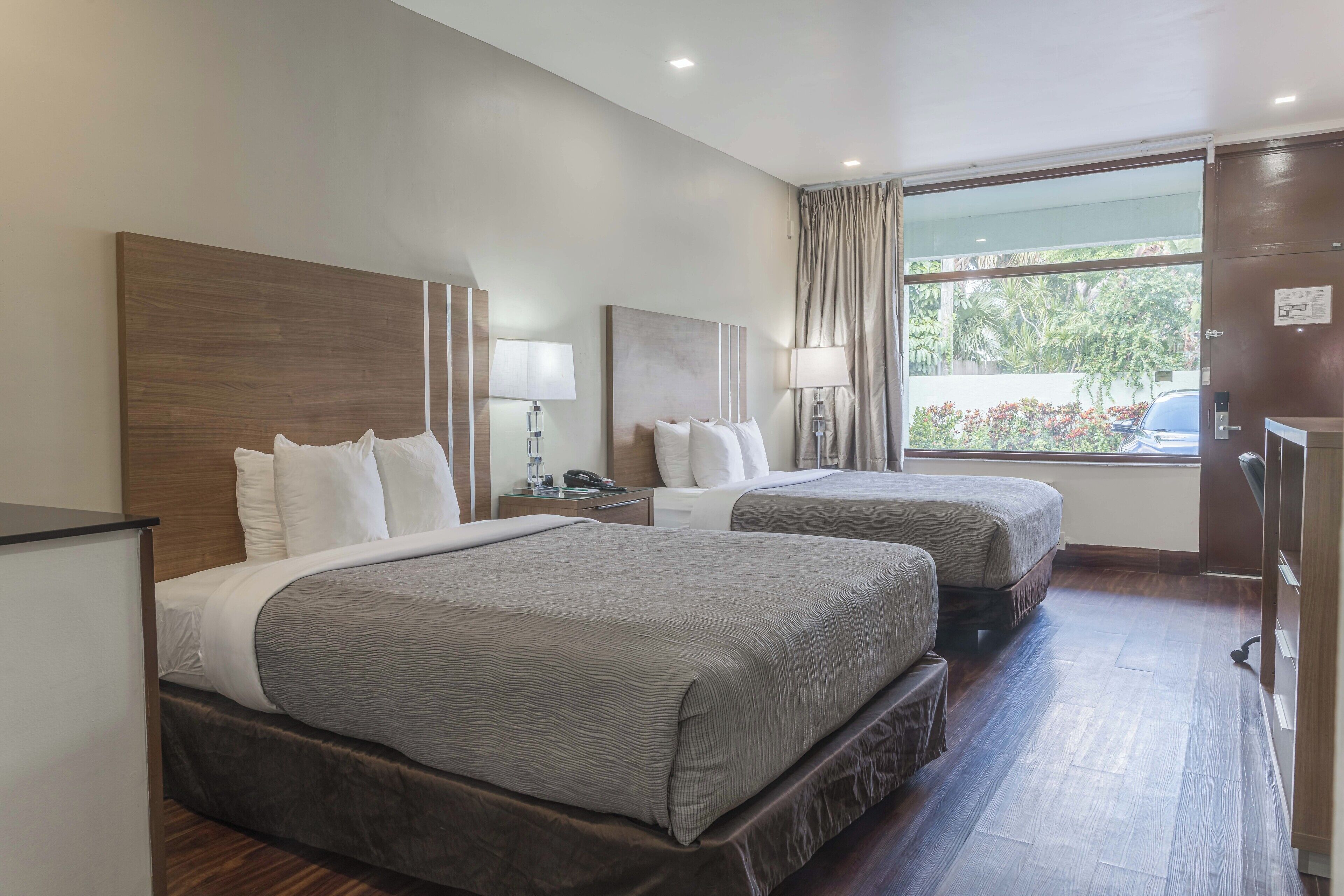 华丽客房 | 客房内保险箱、办公桌、笔记本电脑工作区、遮光窗帘