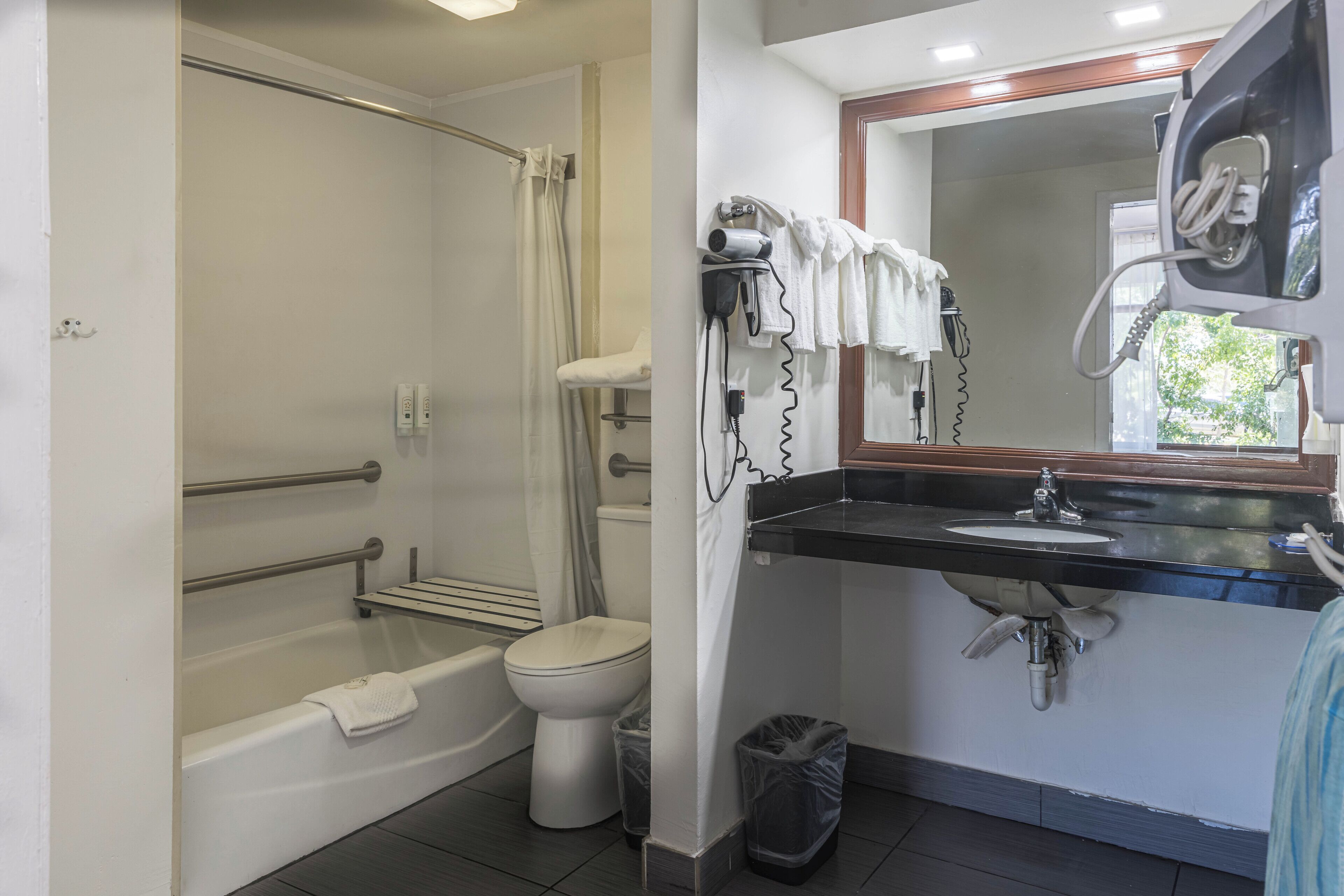 Un baño con bañera, inodoro y lavabo.