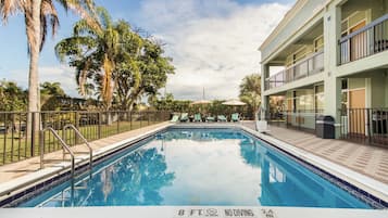 Utomhuspool, öppet 07.00 till 19.00, parasoller och solstolar