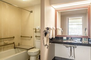 Combined shower/bathtub, free toiletries, hair dryer, towels - Quality Inn Boca Raton University Area (Boca Raton)