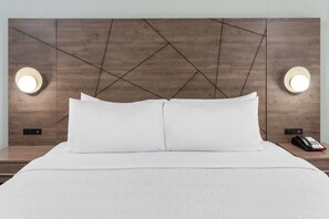 Zimmer, 1 King-Bett, Nichtraucher | Hochwertige Bettwaren, Betten mit Memory-Foam-Matratzen, Zimmersafe