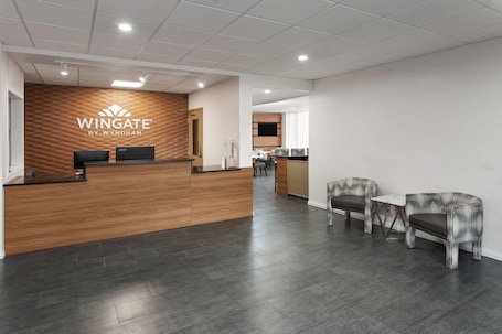 Lobby. Wingate by Wyndham Sheboygan