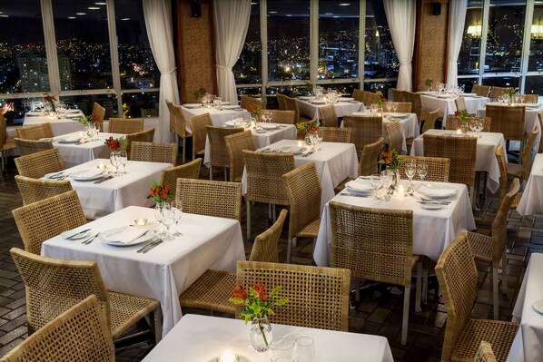 Déjeuner et dîner servis sur place