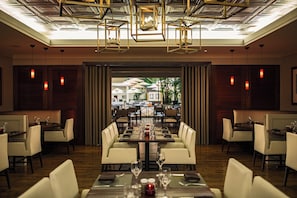 5 間餐廳；供應早餐、午餐和晚餐
