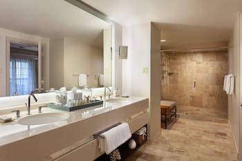 Combined shower/tub, free toiletries, hair dryer, towels at Renaissance Orlando at SeaWorld