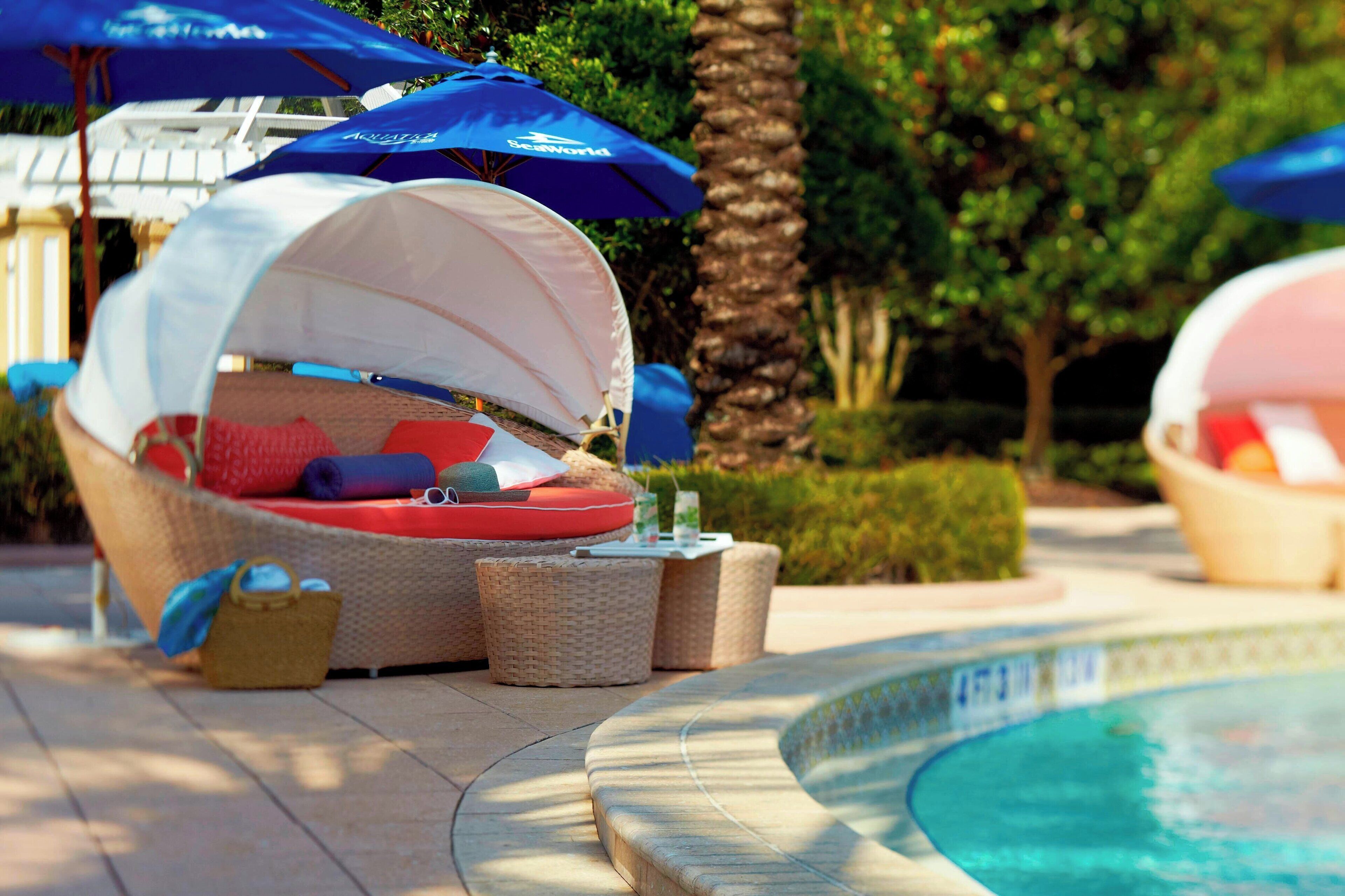 Piscine extérieure, parasols de plage, chaises longues
