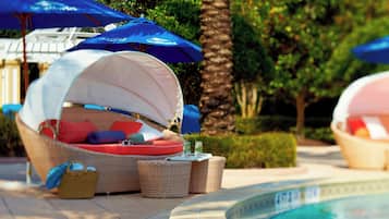 Piscine extérieure, parasols de plage, chaises longues