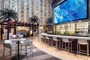 5 restaurants, breakfast, lunch, dinner served; American cuisine at Renaissance Orlando at SeaWorld