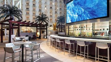 3 bares, bar junto a la piscina