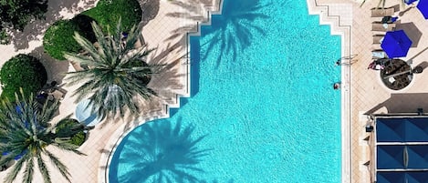 Piscina all'aperto, ombrelloni da piscina, lettini