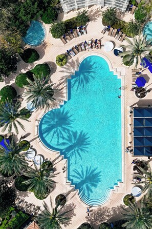 Piscine extérieure, parasols de plage, chaises longues