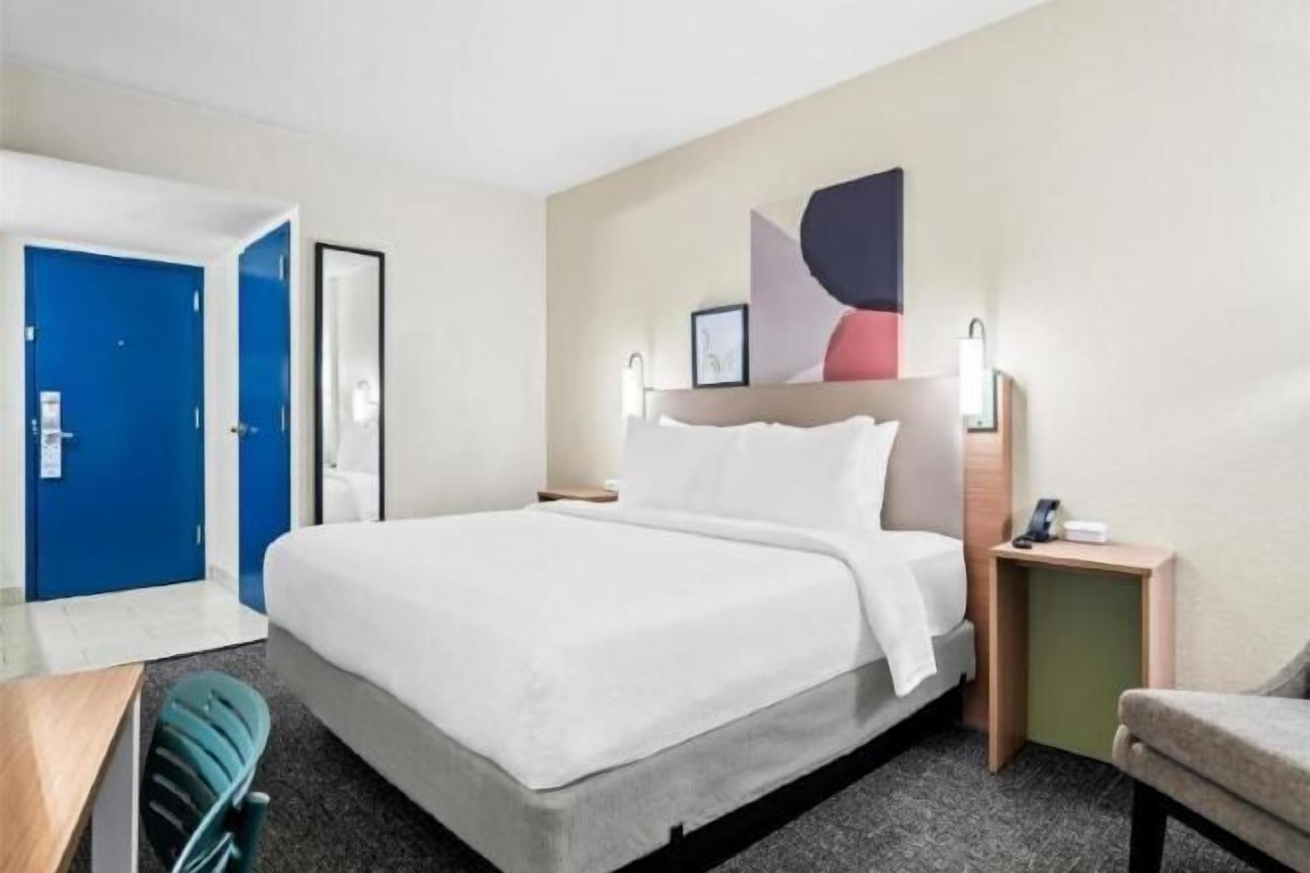 Roupas de cama premium, cofres nos quartos, escrivaninha