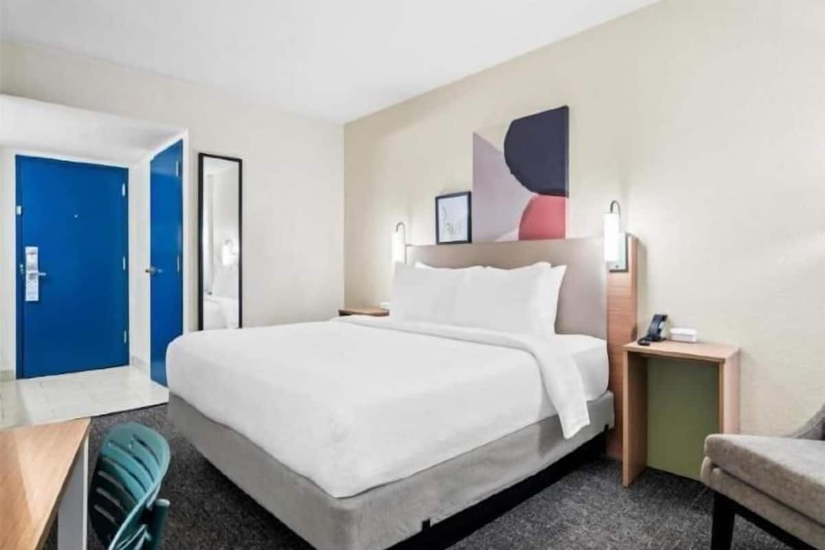 Premium bedding, in-room safe, desk, laptop workspace