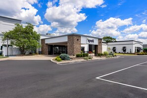 A hotel with a modern design, featuring a stone facade and a covered entrance. - Spark by Hilton Akron Fairlawn (Akron)
