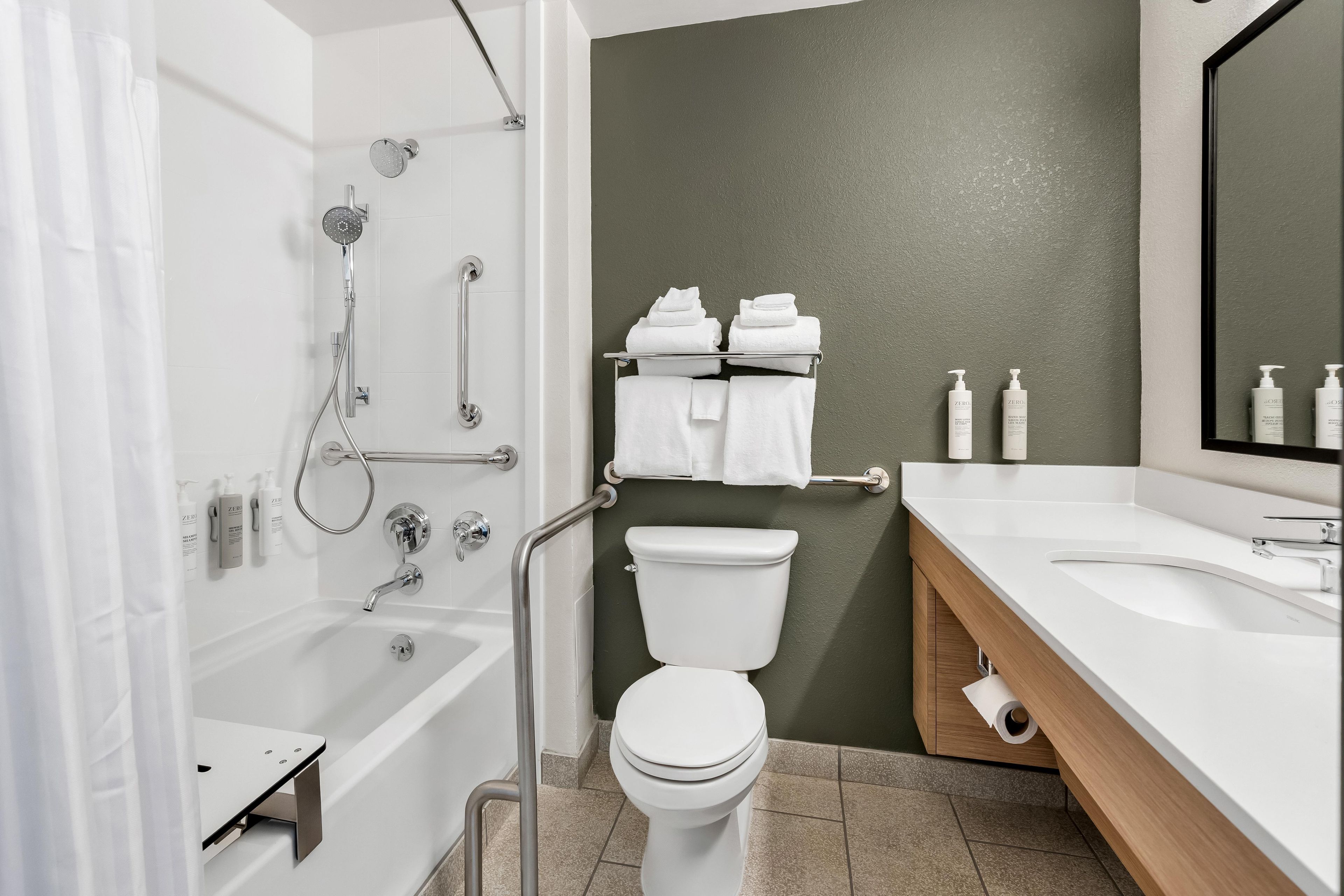 Un baño moderno con bañera, inodoro y lavamanos.