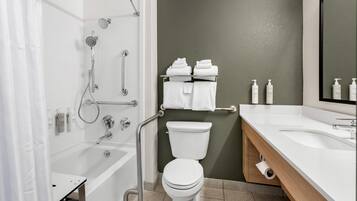Un baño moderno con bañera, inodoro y lavamanos.