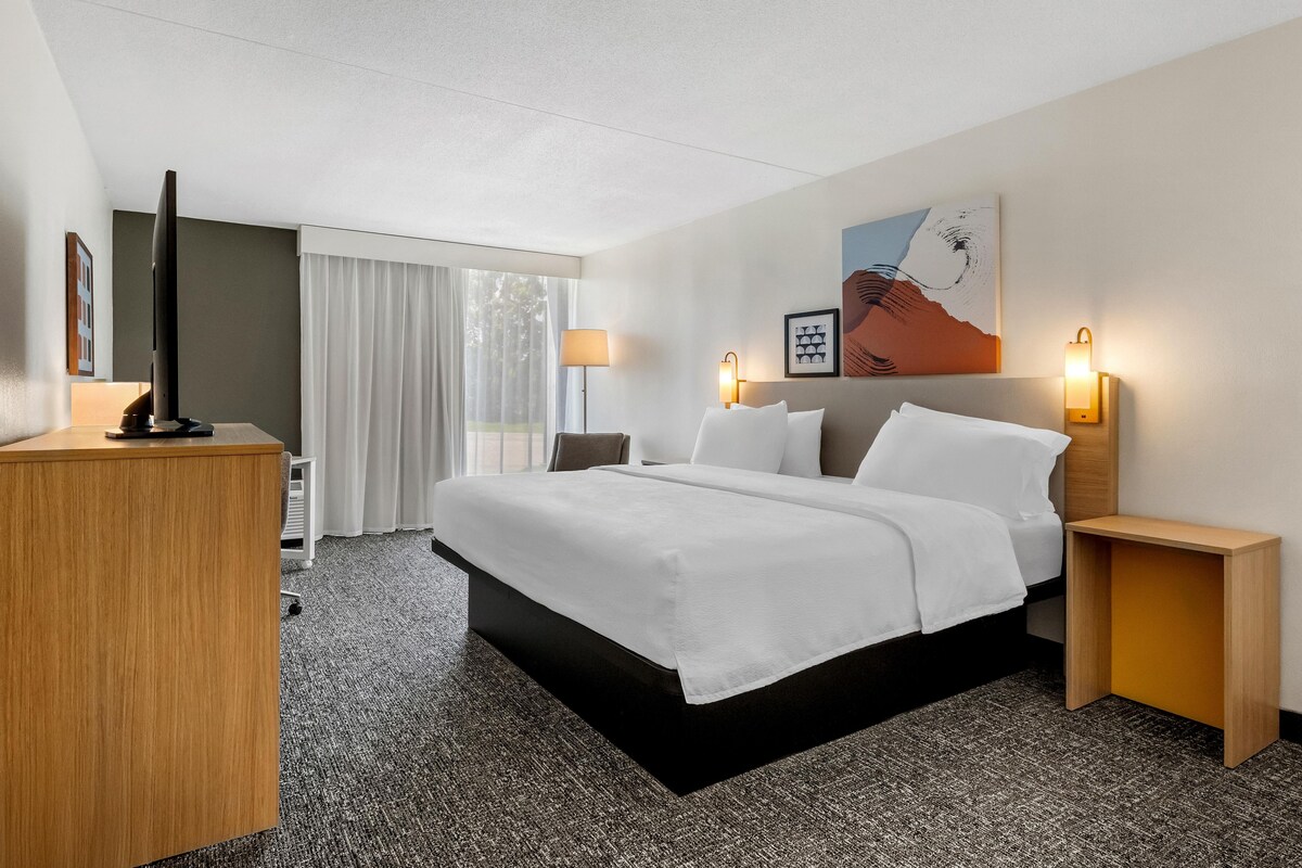 Room, 1 King Bed | Premium bedding, pillowtop beds, in-room safe, desk