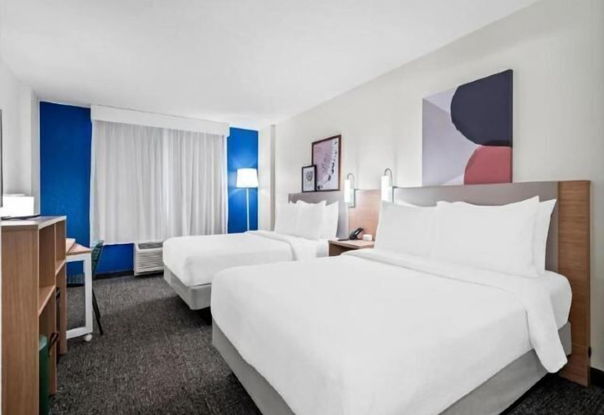 Roupas de cama premium, cofres nos quartos, escrivaninha