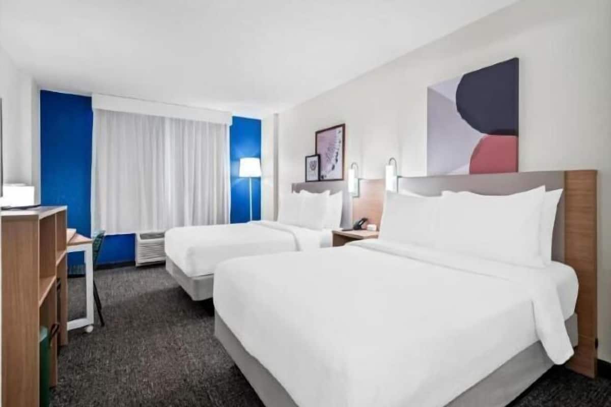 Premium bedding, in-room safe, desk, laptop workspace