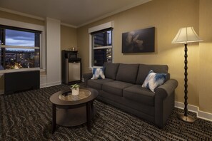 Suite superior, 1 habitación (Family Suite) | Sala de estar | Televisión LCD de 42 pulgadas con canales por cable, una televisión