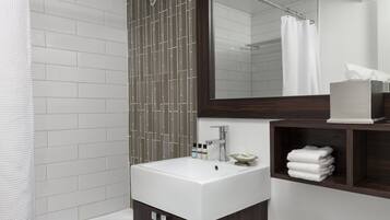 Kelengkapan dandanan diri percuma, pengering rambut, jubah mandi