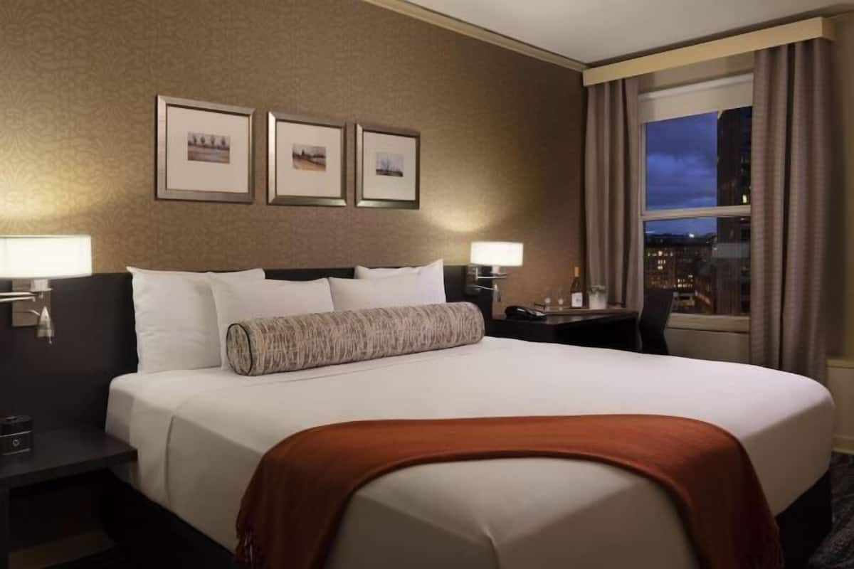 Premium bedding, in-room safe, blackout curtains